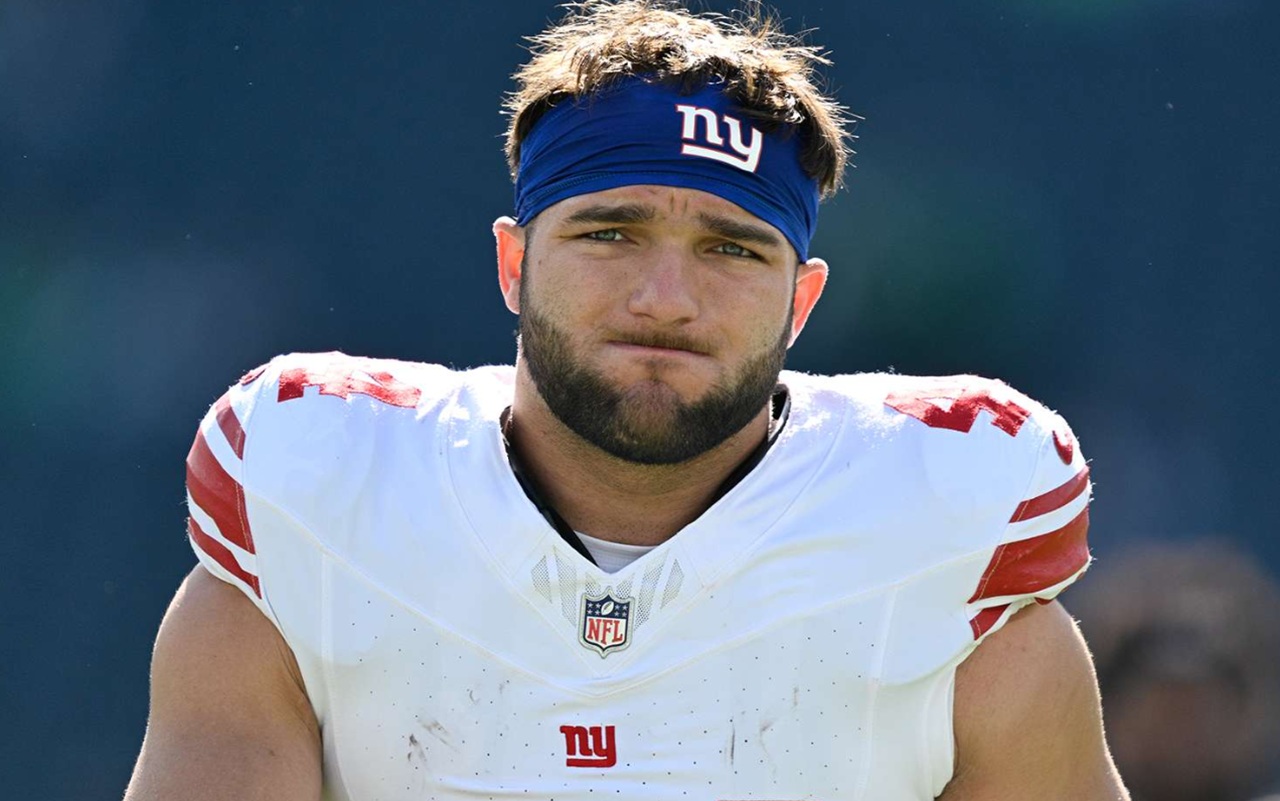 Giants RB Cam Skattebo exits game after ankle injury in Week 8 vs. Eagles.