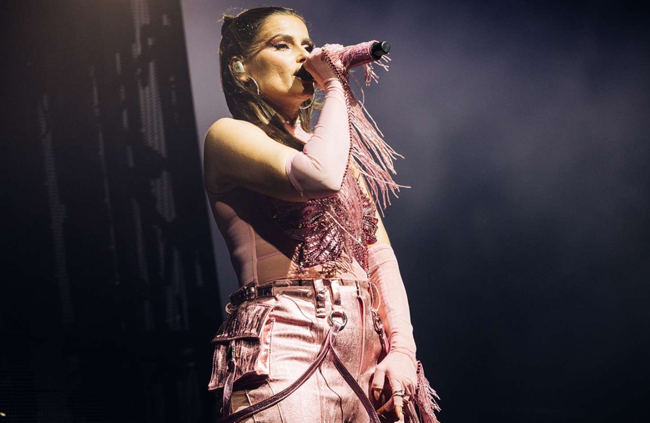 Nelly Furtado at age 20, performing at Lilith Fair