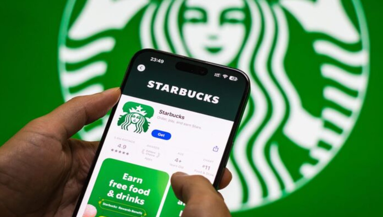 Starbucks store displays notice about app outage during Microsoft Azure disruption.