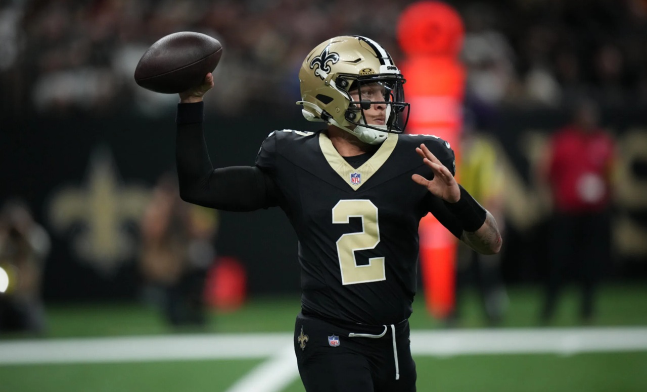 Tyler Shough prepares to enter game for Saints during Week 8 matchup against Tampa Bay.