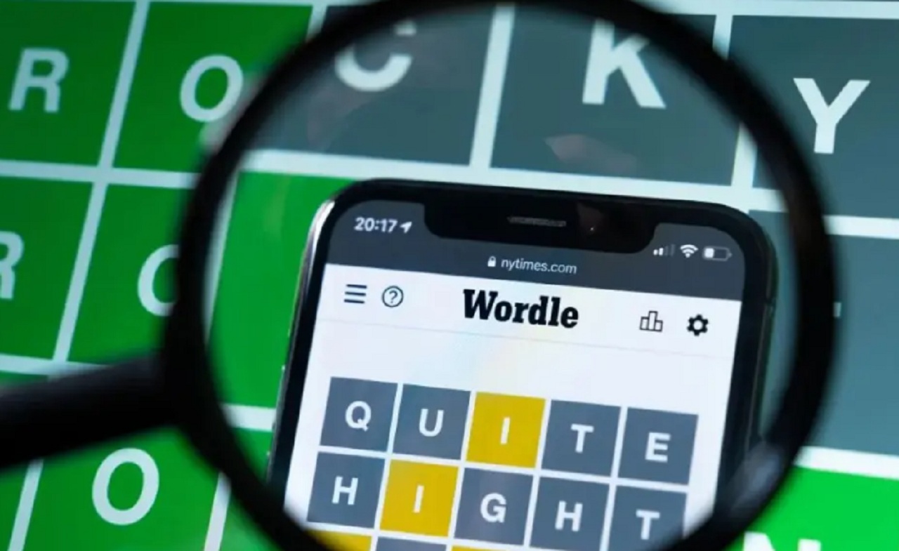 Wordle puzzle #1590 solved with the word PLUMP.