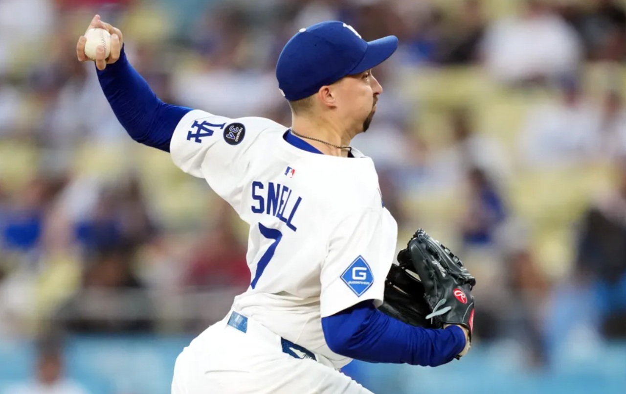Dodgers stars Freddie Freeman and Mookie Betts prepare for World Series Game 6.