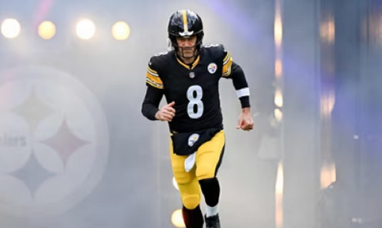 Aaron Rodgers holding his wrist on the field during Steelers vs. Bengals Week 11 game.