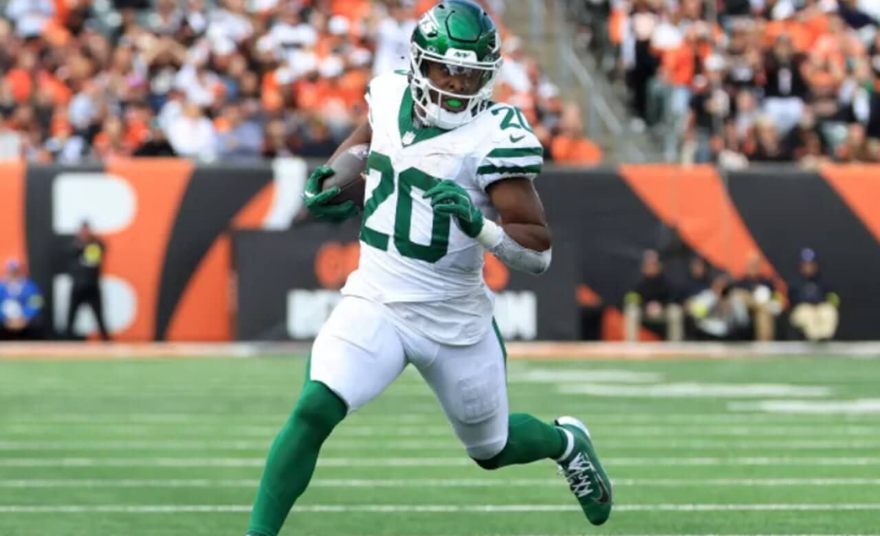 Breece Hall warming up before Jets game amid trade rumors.