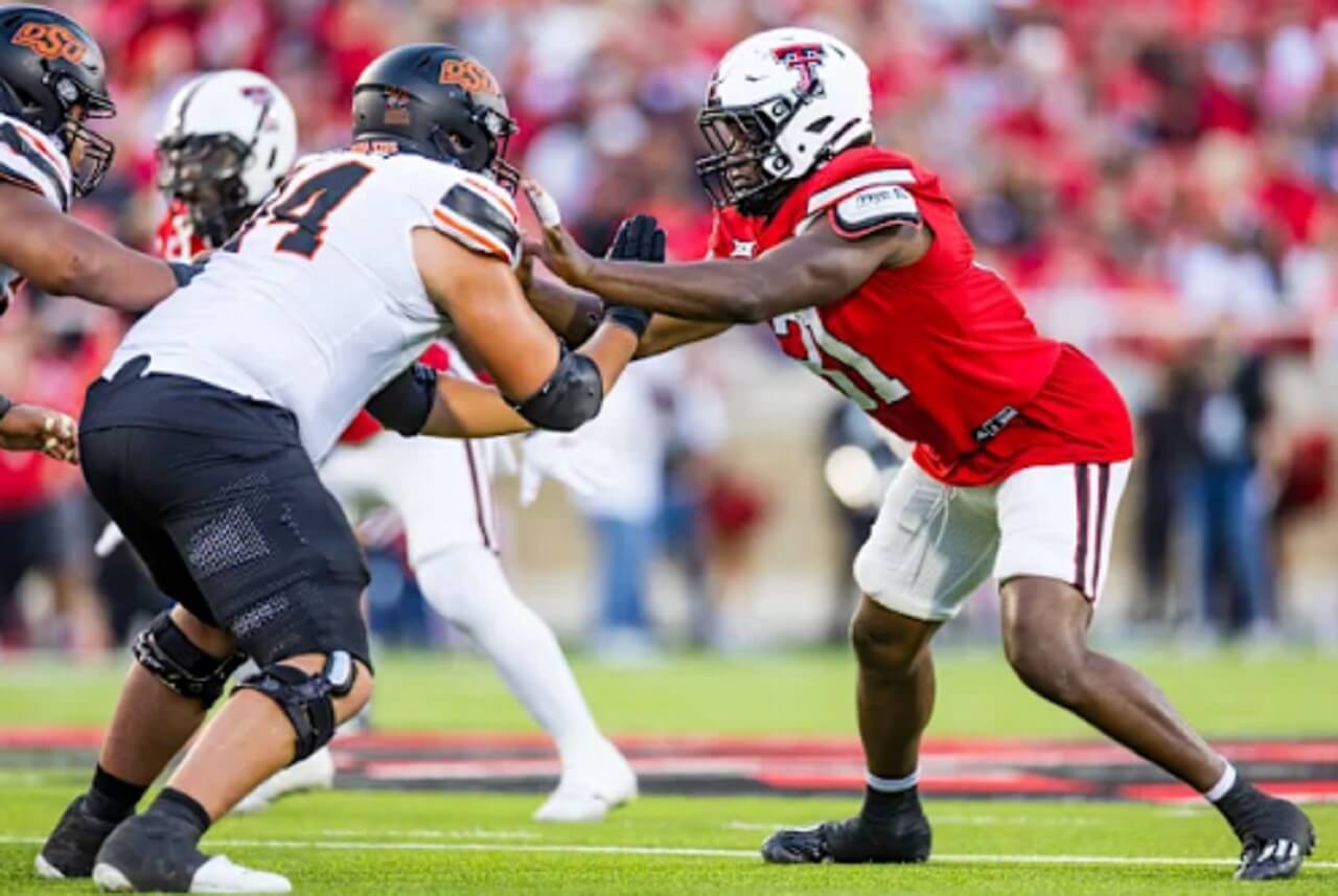 Georgia QB lines up under center vs. Florida in Week 10 matchup.