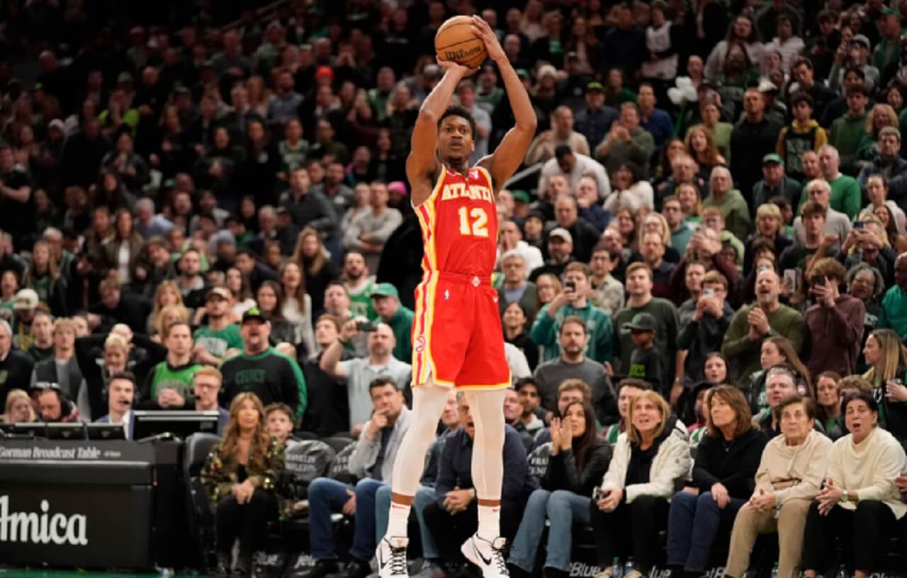 De’Andre Hunter dunking over Coby White in Hawks vs Bulls game.
