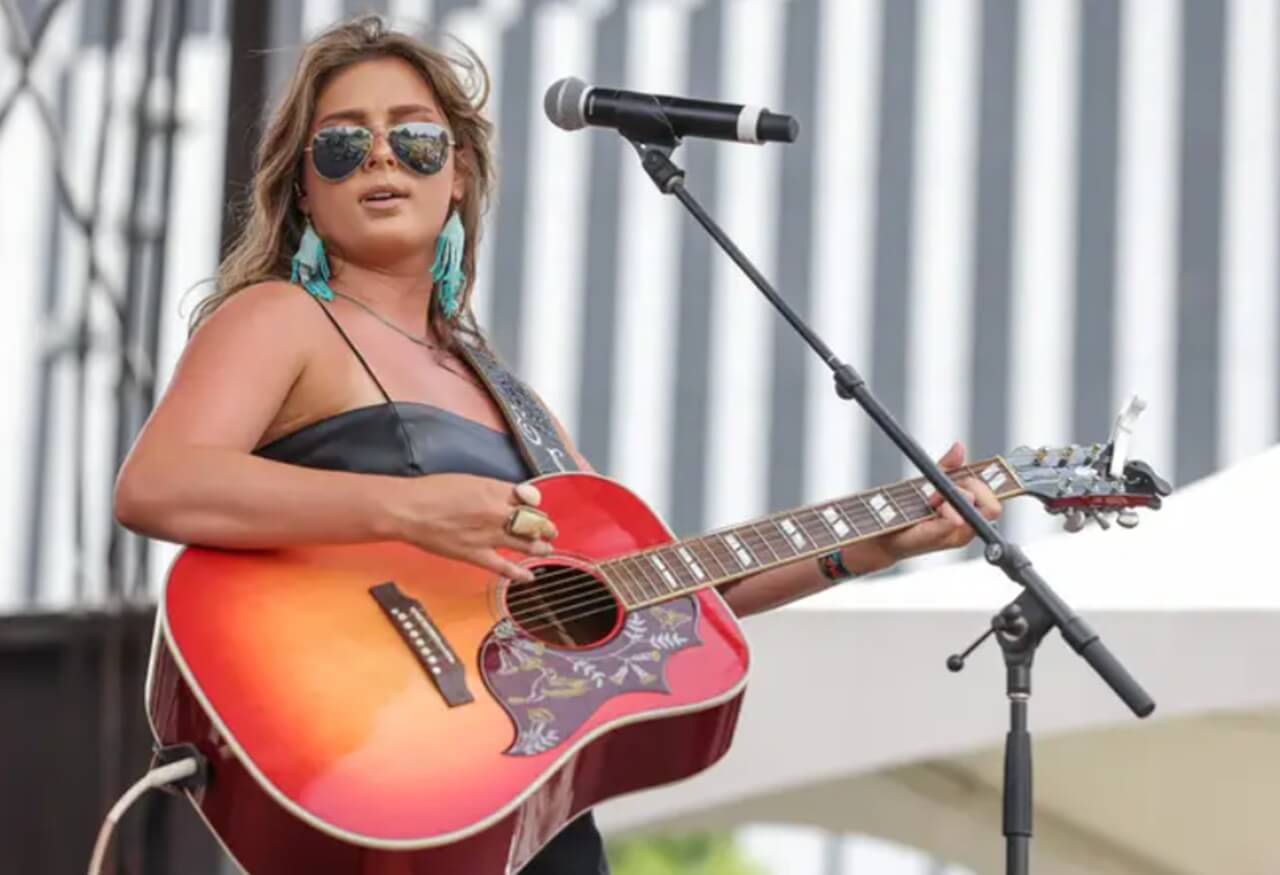 Ella Langley performing live in Nashville