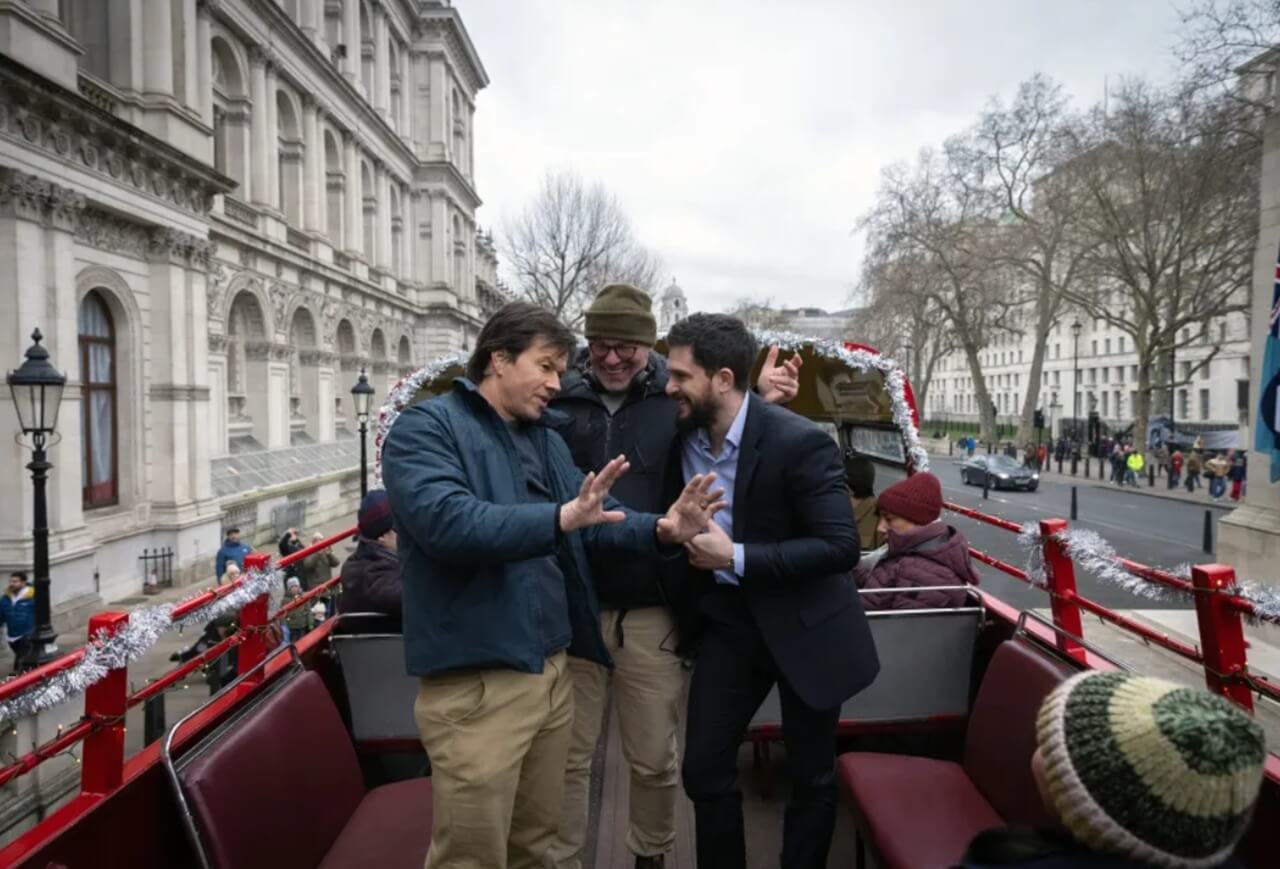 Simon Cellan Jones directing Family Plan 2 car chase.