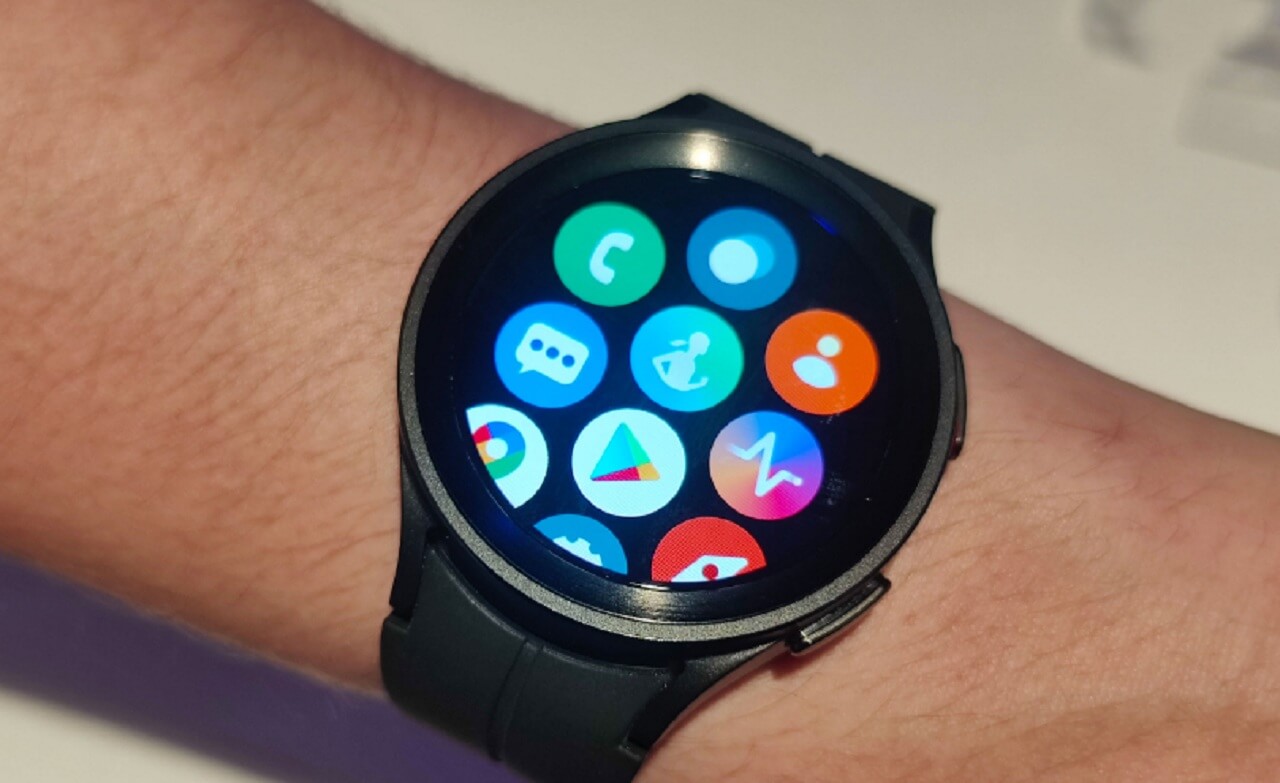 Galaxy Watch 5 showing One UI 8 Watch beta update screen.