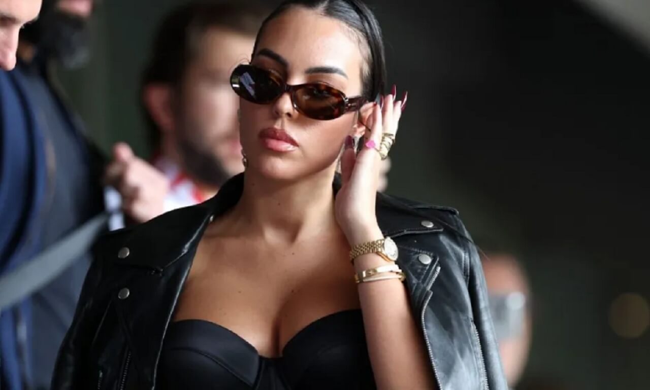 Georgina Rodriguez poses in Ronaldo’s jersey and red skirt for her “soccer mom” Instagram look.