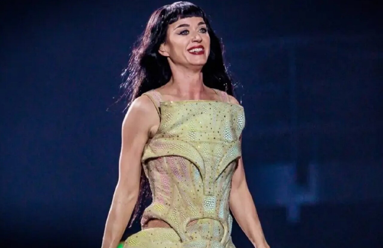 Katy Perry and Justin Trudeau holding hands in Paris