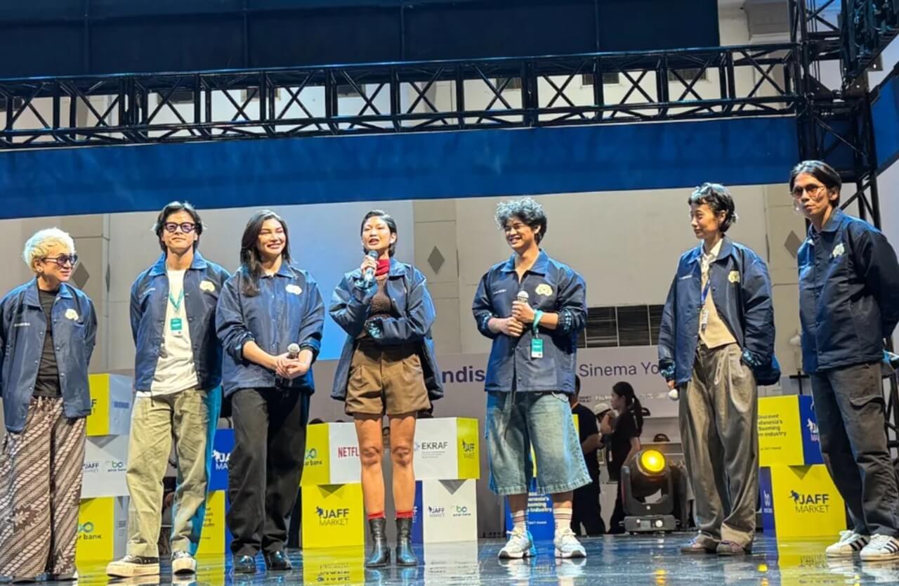 Director Angga Dwimas Sasongko reveals Queen of Malacca cast at JAFF Market event.