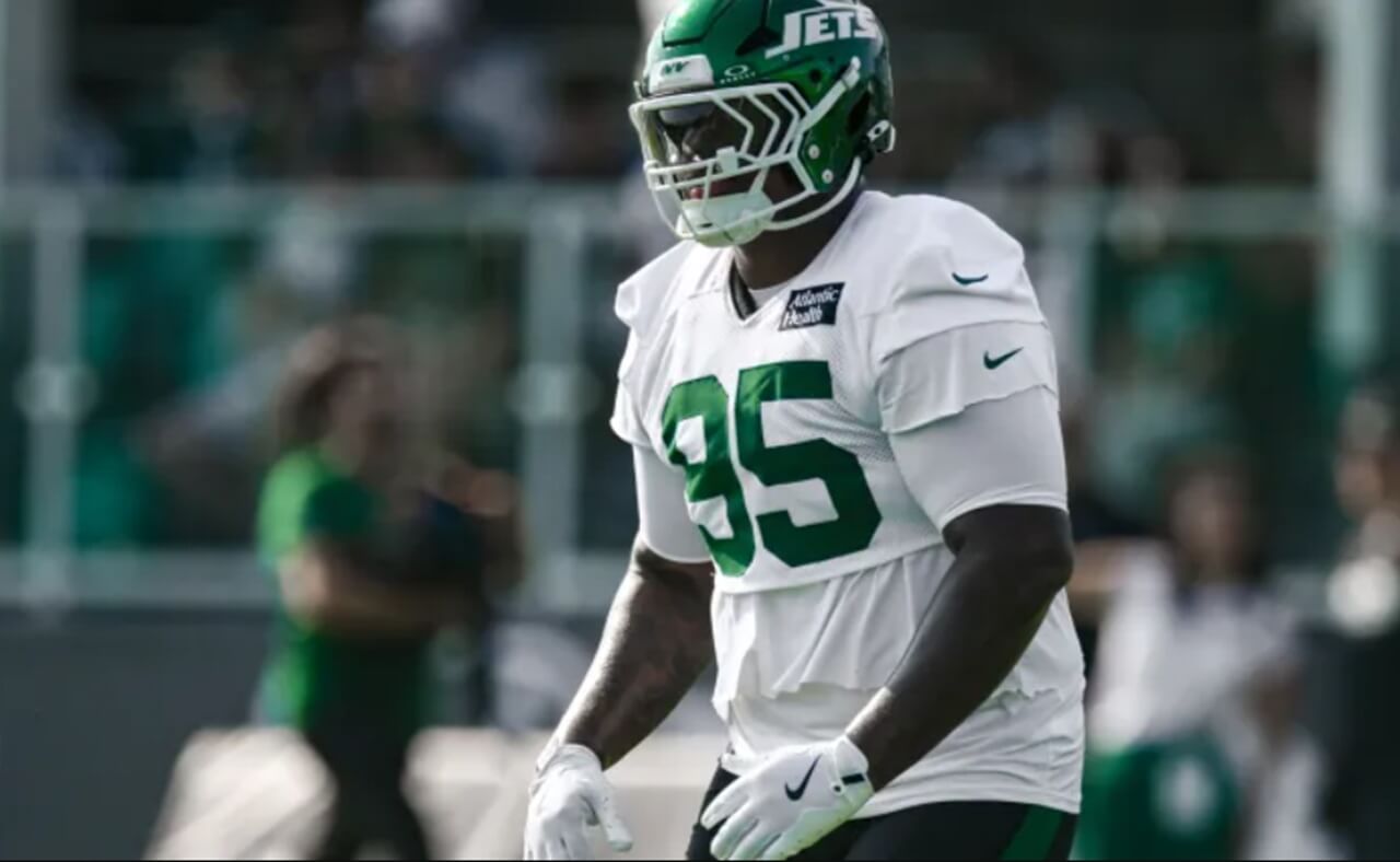 Quinnen Williams prepares for kickoff in Jets gear before trade to Dallas Cowboys.