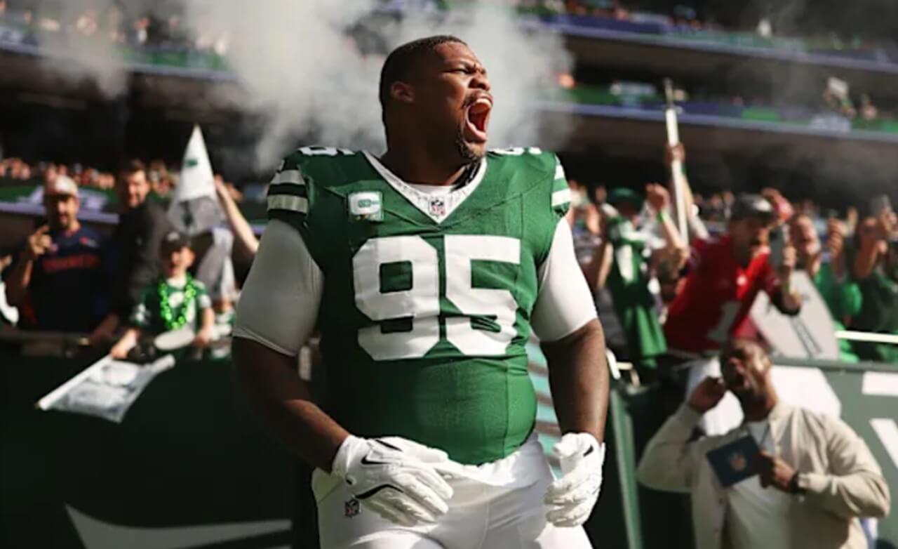 Quinnen Williams prepares for kickoff in Jets gear before trade to Dallas Cowboys.