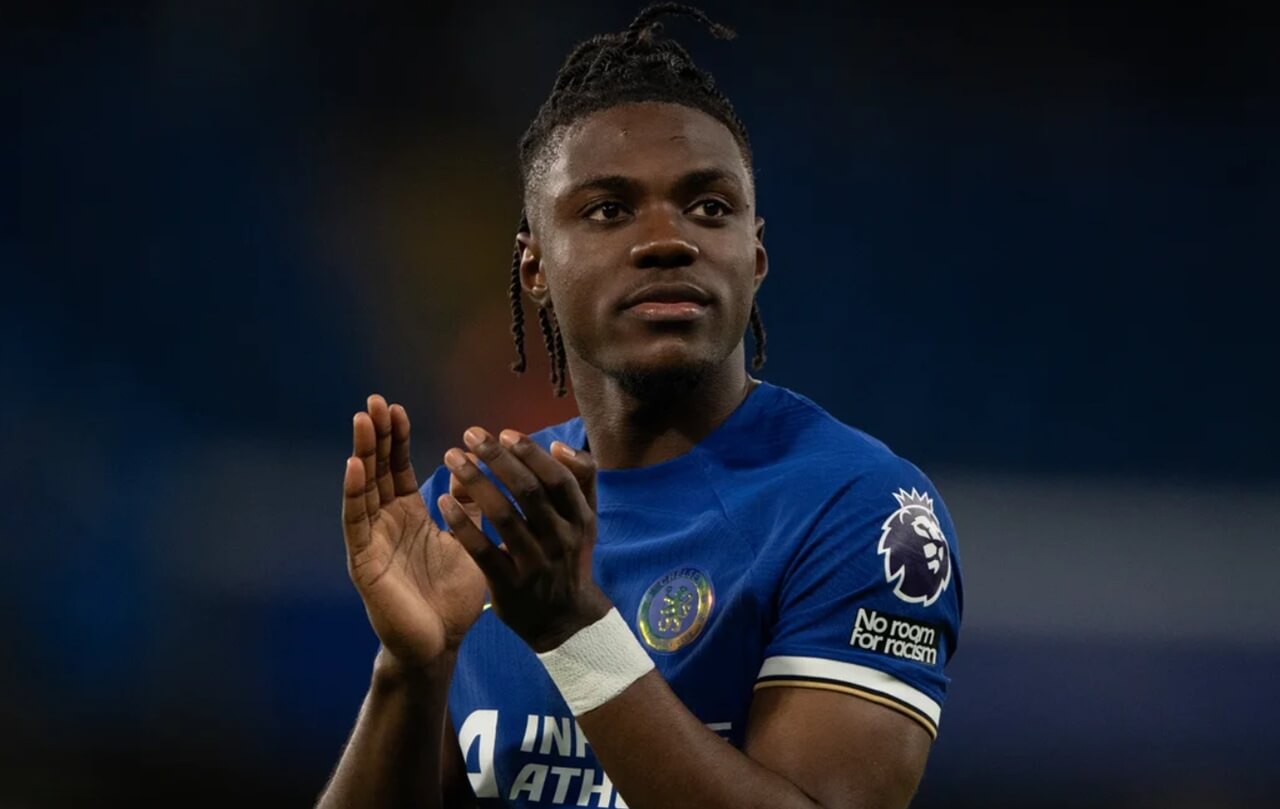 Romeo Lavia exits injured during Chelsea vs Qarabag Champions League match.