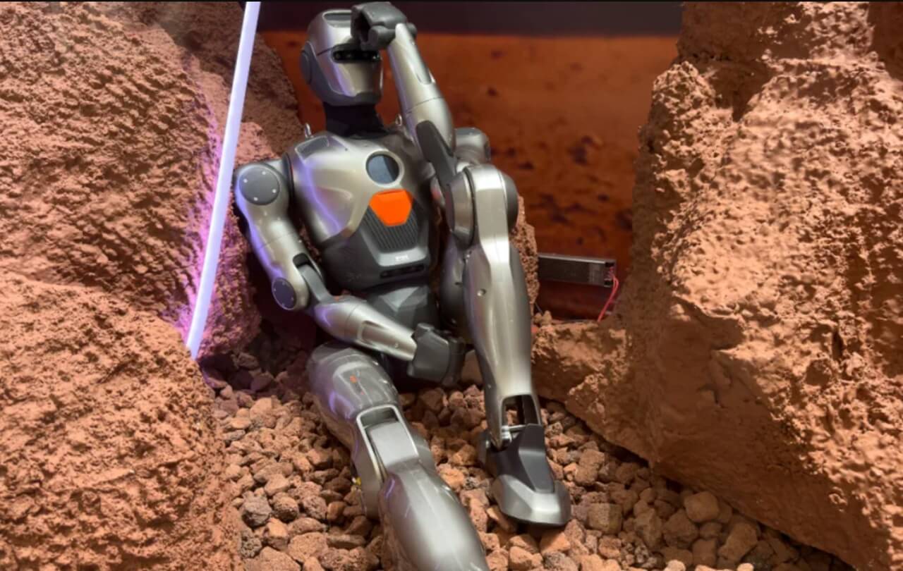 Russia’s first AI-powered humanoid robot Aldol falling during Moscow debut.