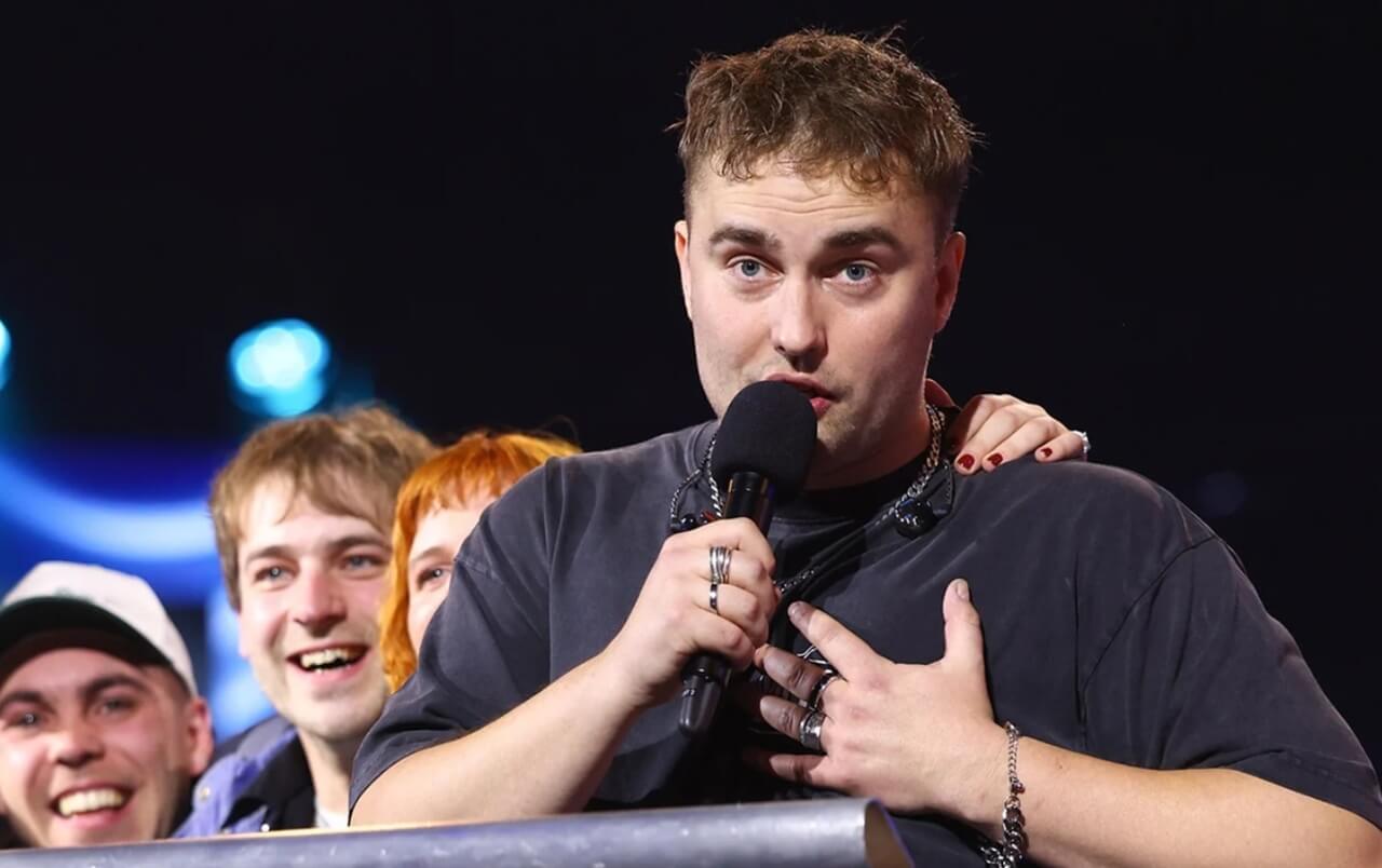Sam Fender donates £25,000 Mercury Prize money to Music Venue Trust.