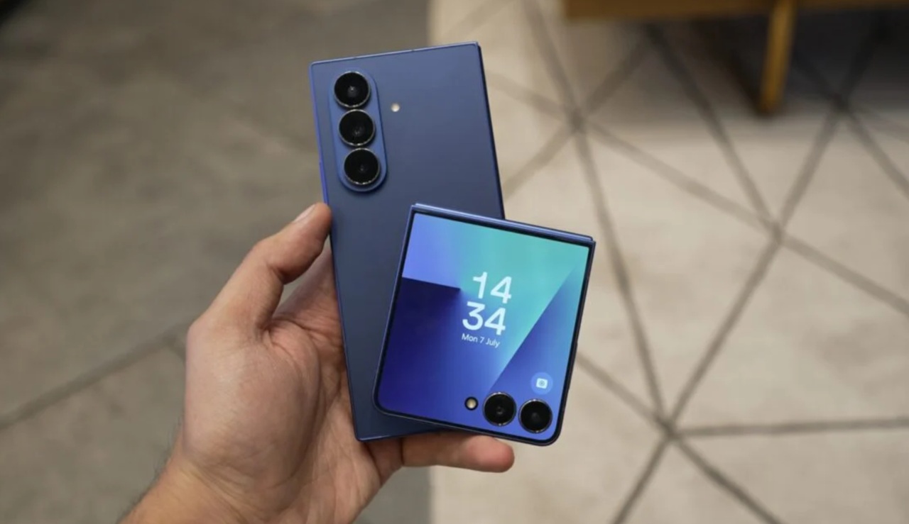 Samsung Galaxy Z Flip 7 and A17 with Q3 2025 shipment data chart.