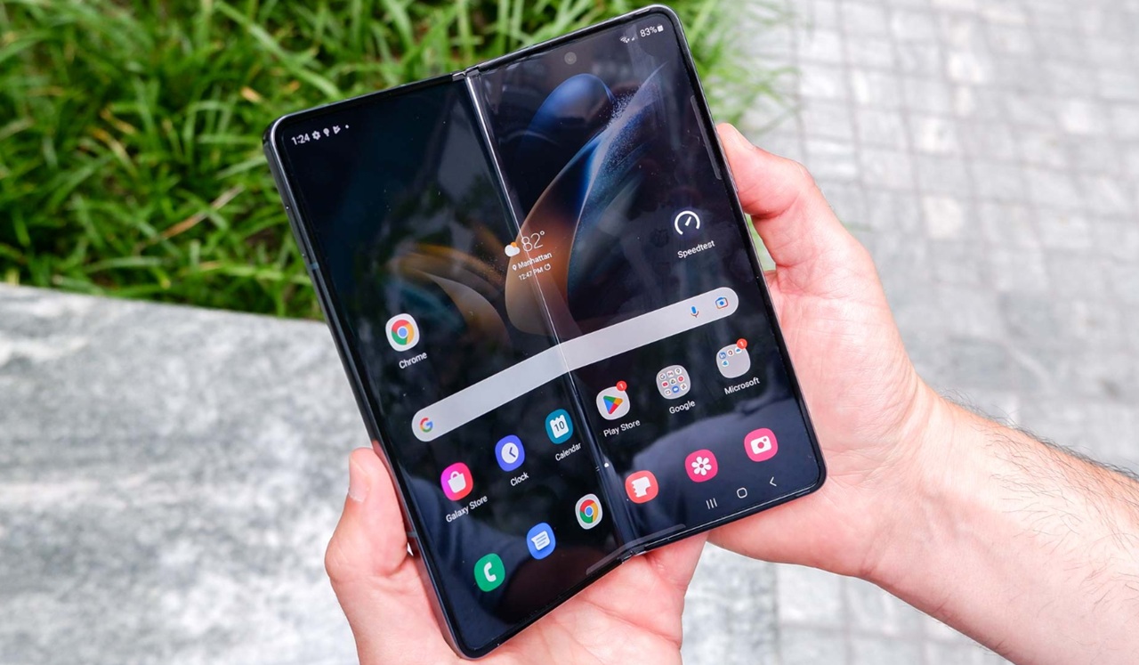 Samsung Z Fold 5 showing October 2025 security update screen.