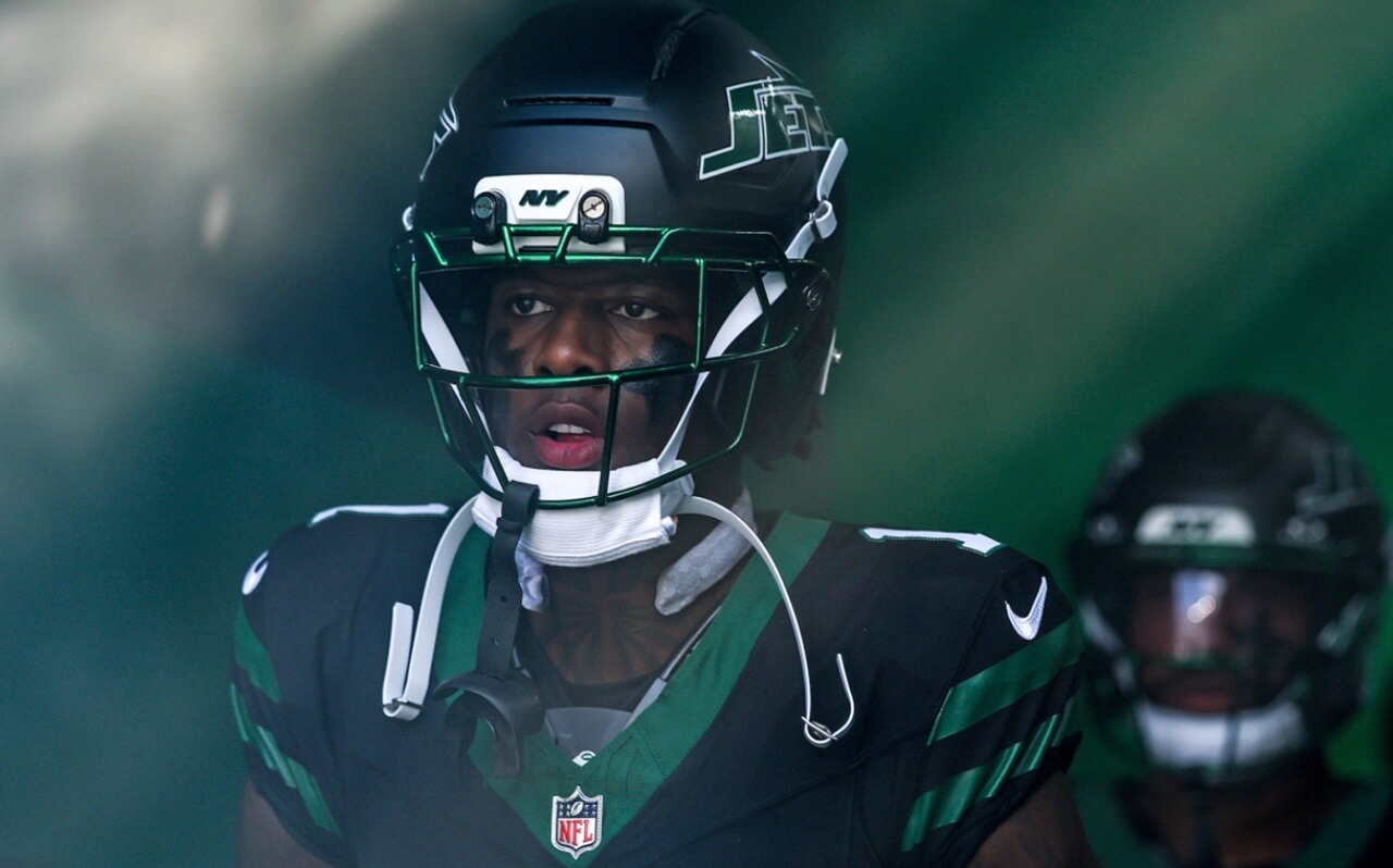 Sauce Gardner prepares for kickoff in Jets gear before trade to Colts.