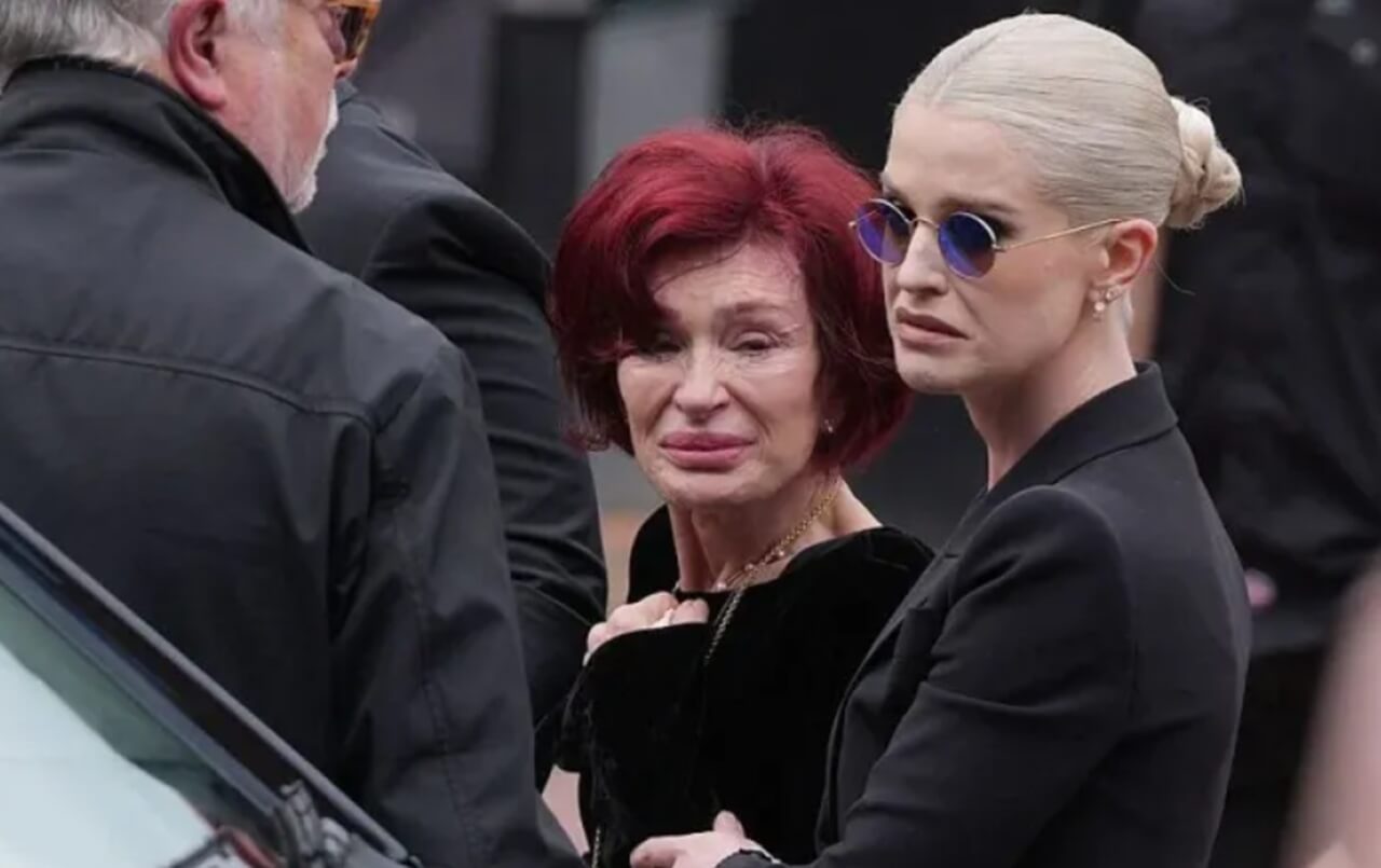 Sharon and Kelly Osbourne hold hands at their first public event since Ozzy Osbourne’s death.