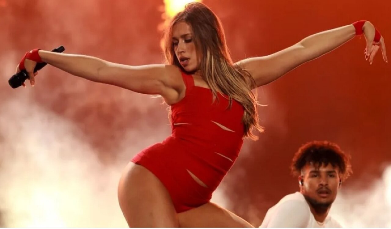 Tate McRae performing at the 2025 MTV VMAs in white crystal-trimmed micro shorts and corset top.