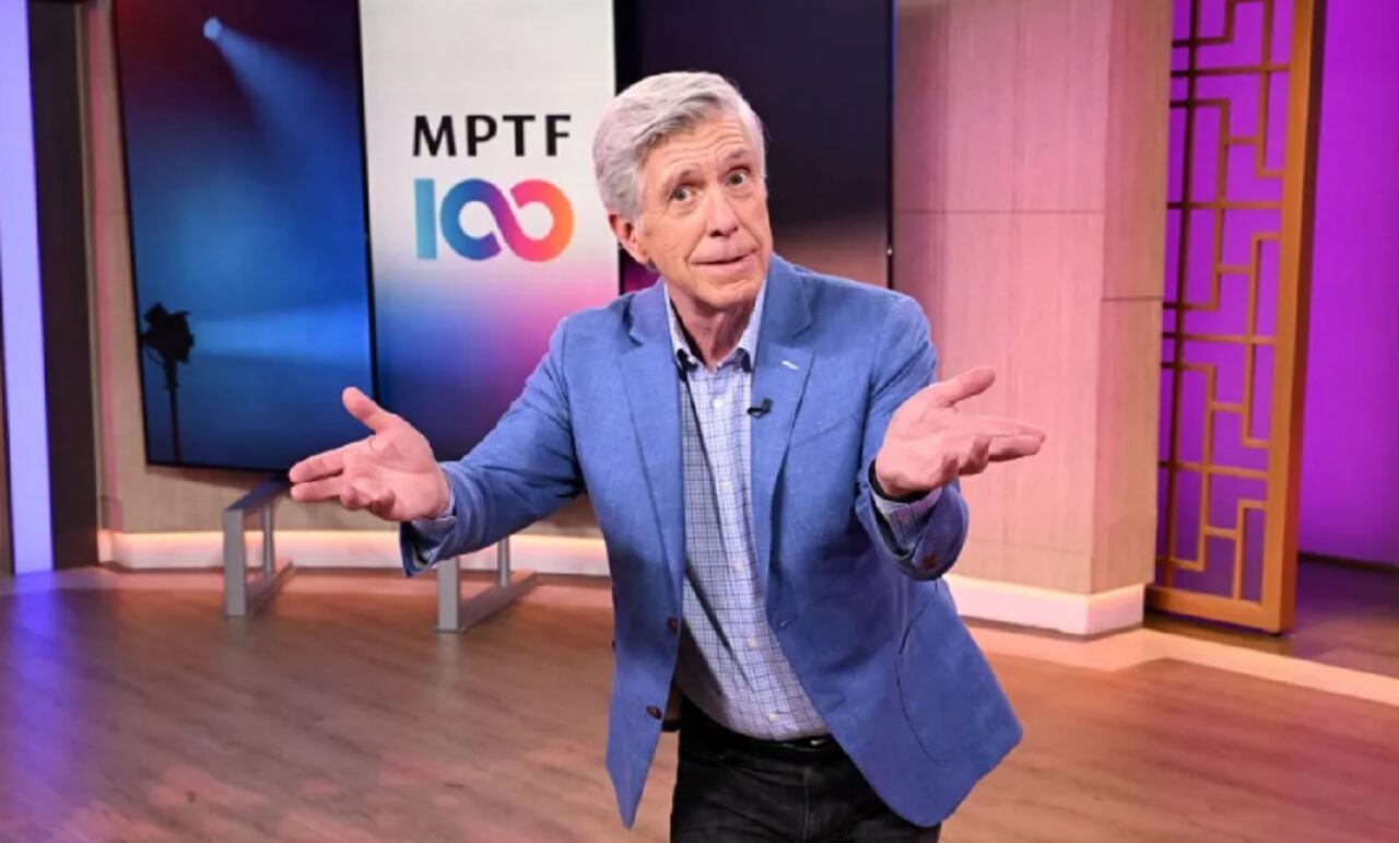 Tom Bergeron returns to DWTS ballroom as guest judge for Season 34 Episode 9.