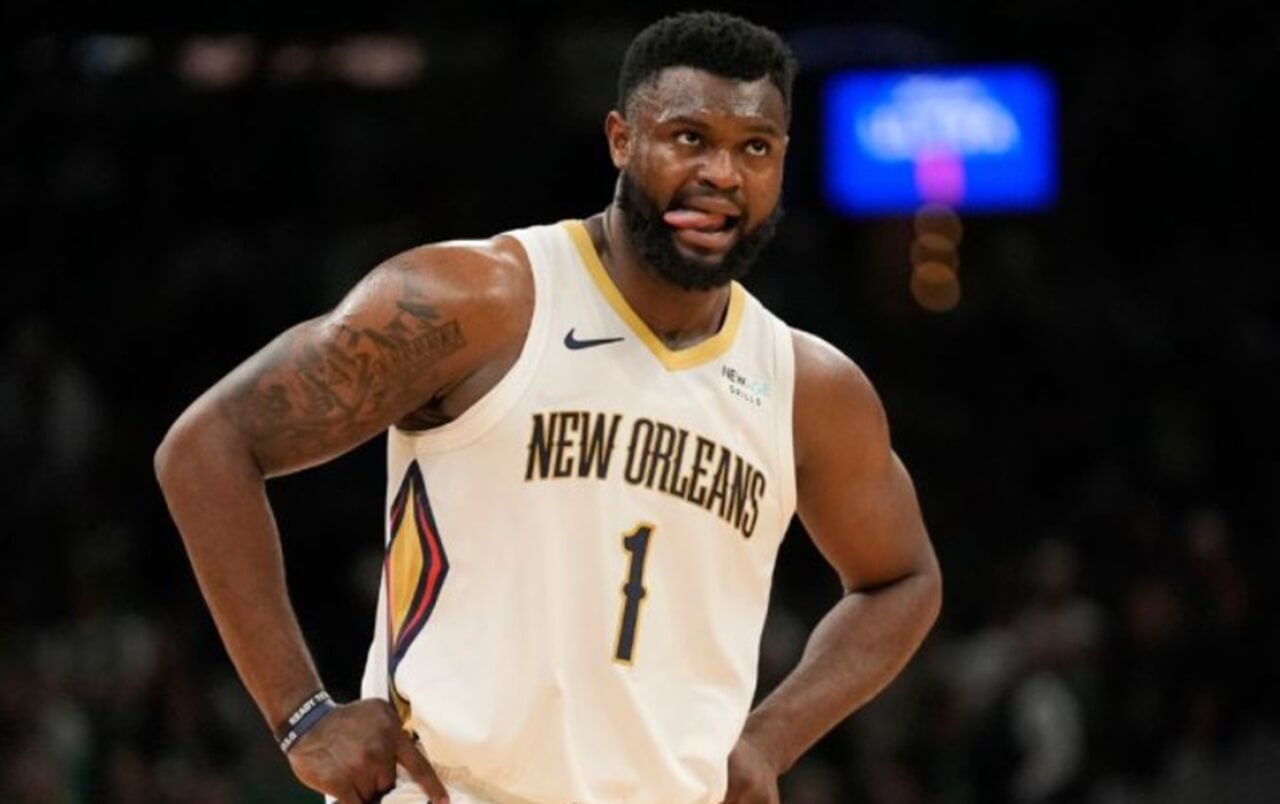 Zion Williamson on Pelicans sideline recovering from hamstring injury.