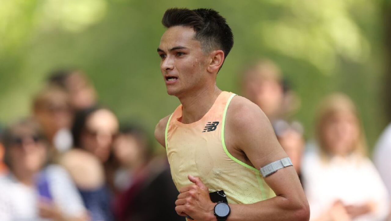 Alex Yee finishes the Valencia Marathon with a historic 2:06:38 performance.