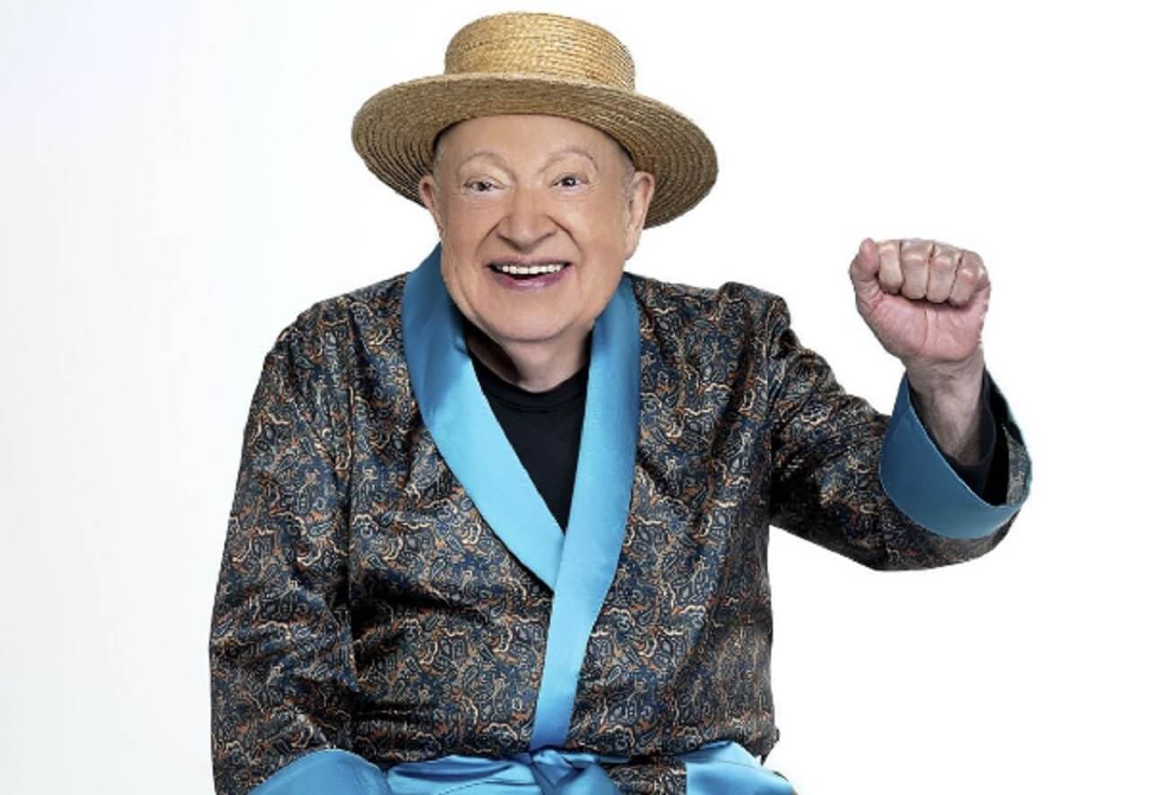 Eduardo Manzano, known as El Polivoz, smiling during a TV interview.