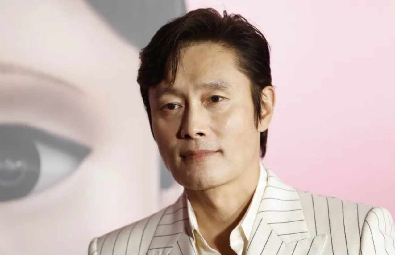 Lee Byung-hun as Man-su in No Other Choice, appearing conflicted.