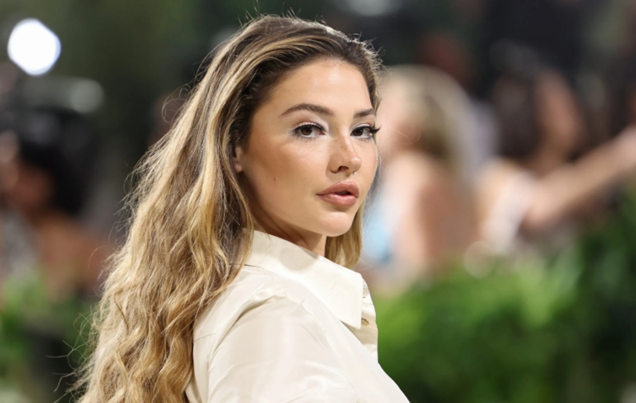 Madelyn Cline with Johnny Depp and Penélope Cruz during filming of Day Drinker.