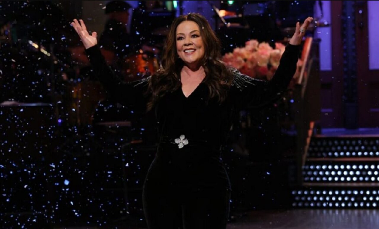 Melissa McCarthy hosts Saturday Night Live, debuting a dramatic weight‑loss transformation.