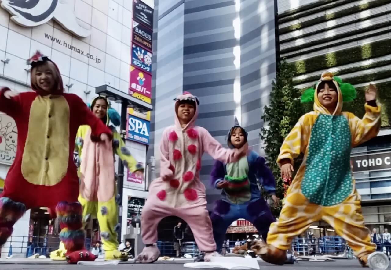 Jurie walks through Shinjuku in Makoto Nagahisa’s film Burn, surrounded by neon lights and isolation