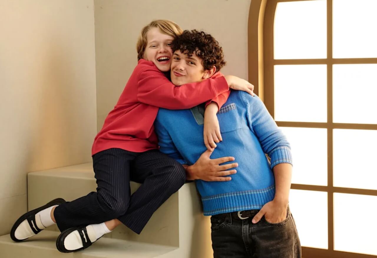 Noah Jupe and Jacobi Jupe in Hamnet