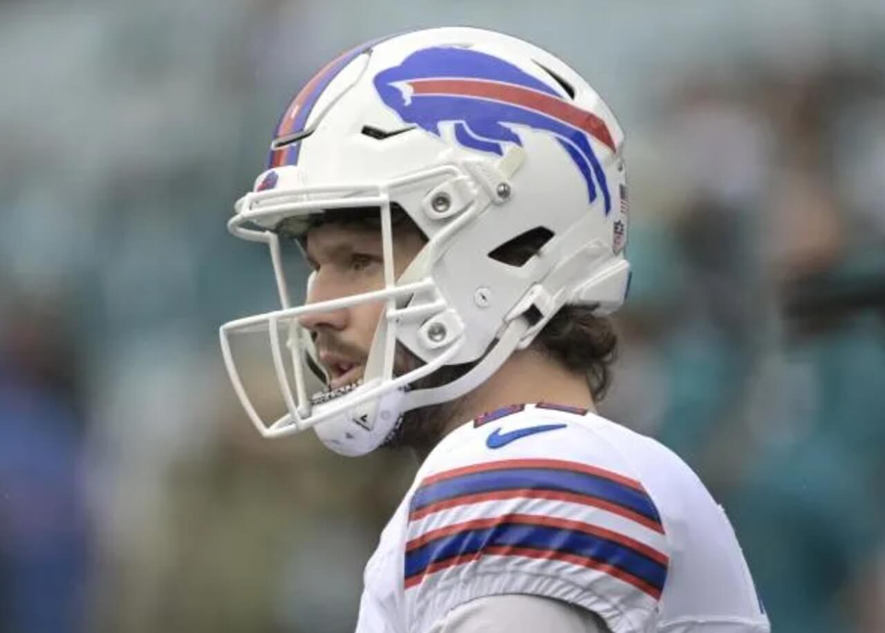 Josh Allen and Hailee Steinfeld celebrate pregnancy at Golden Globes red carpet.