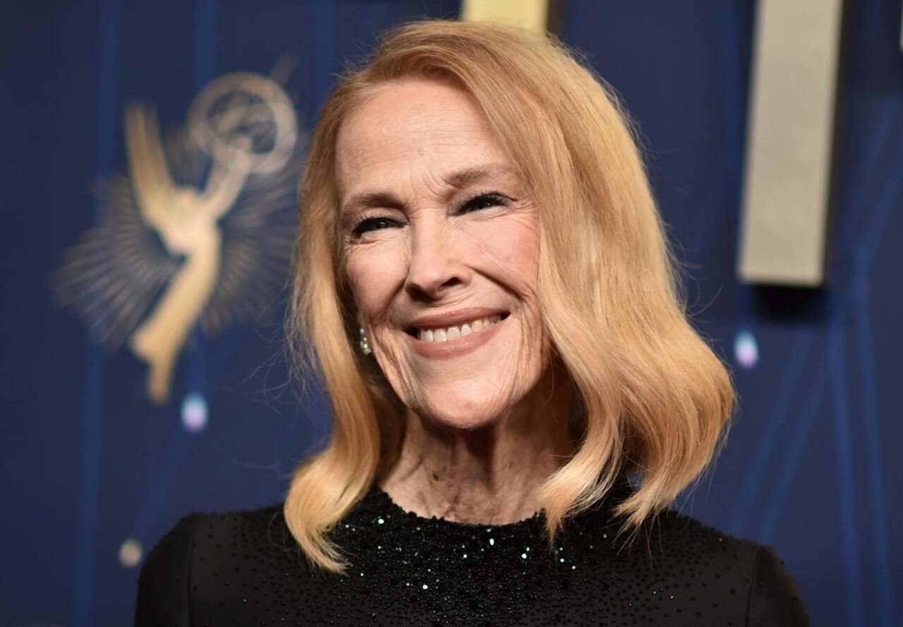 Catherine O’Hara smiling on the red carpet at an awards ceremony.