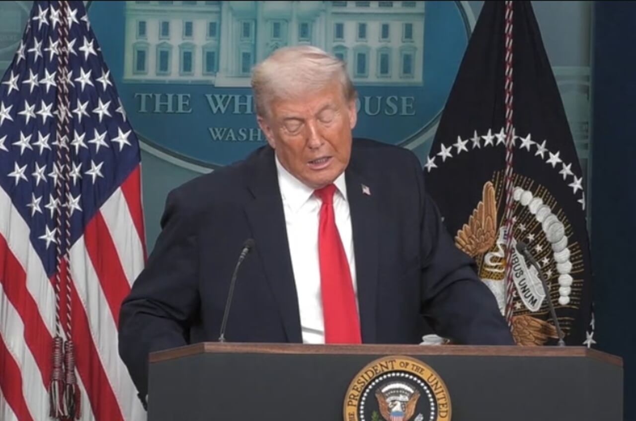 James Austin Johnson plays Trump hosting parody awards show on SNL cold open.