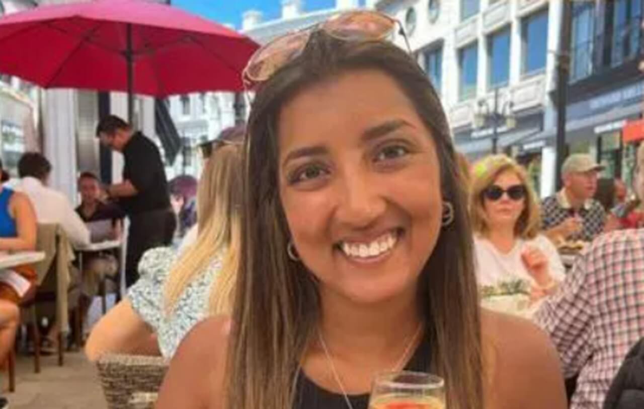 Teacher Maccisha Medford celebrates £100k win on The 1% Club with her baby daughter.