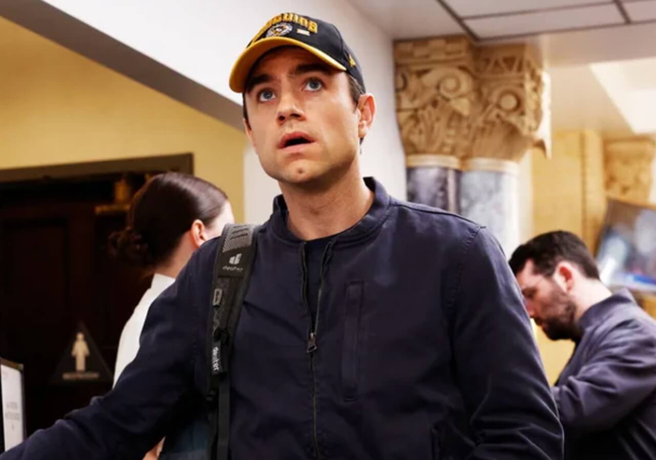 Dr. Frank Langdon turns off the light in the ER, echoing Dr. Melissa King’s lesson from season 1.