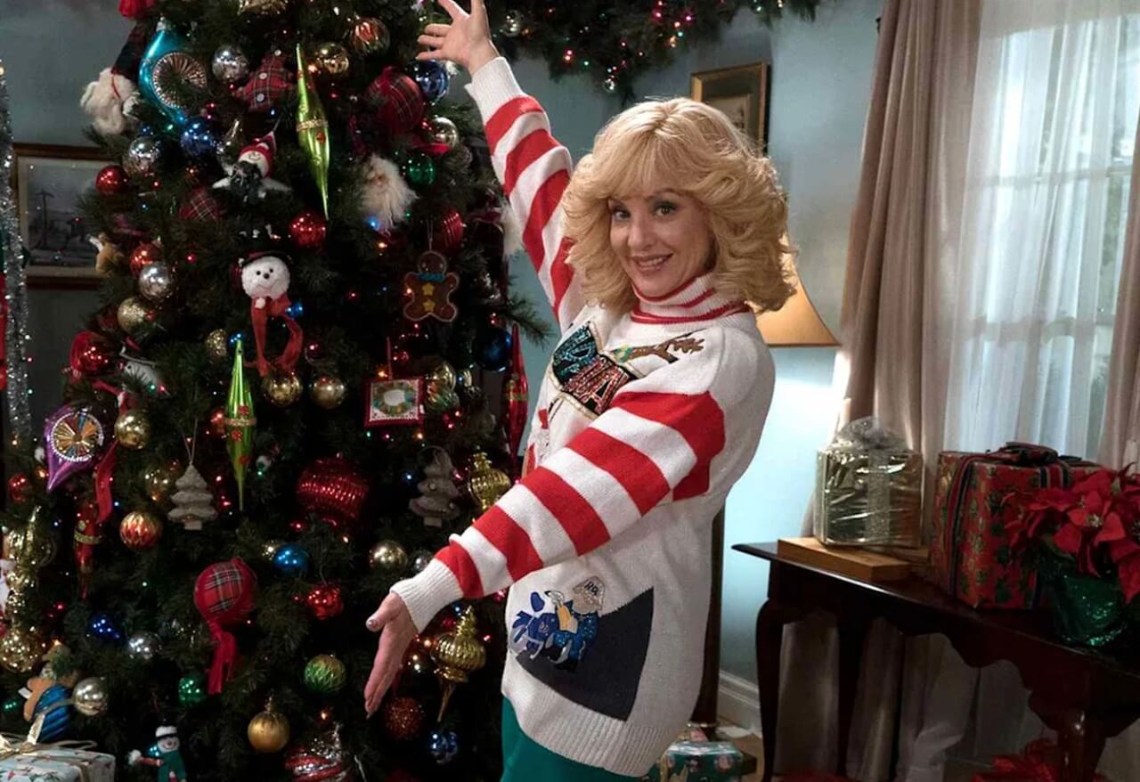 Wendi McLendon-Covey embraces the holiday season with festive decorations.