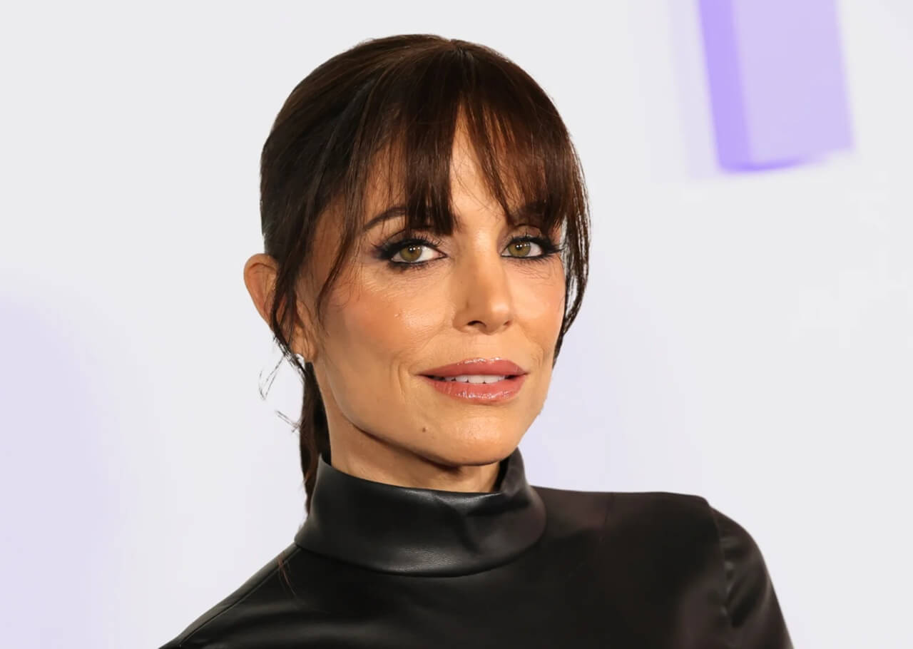 Bethenny Frankel enjoys St. Barths vacation in chic white swimsuit and straw hat.