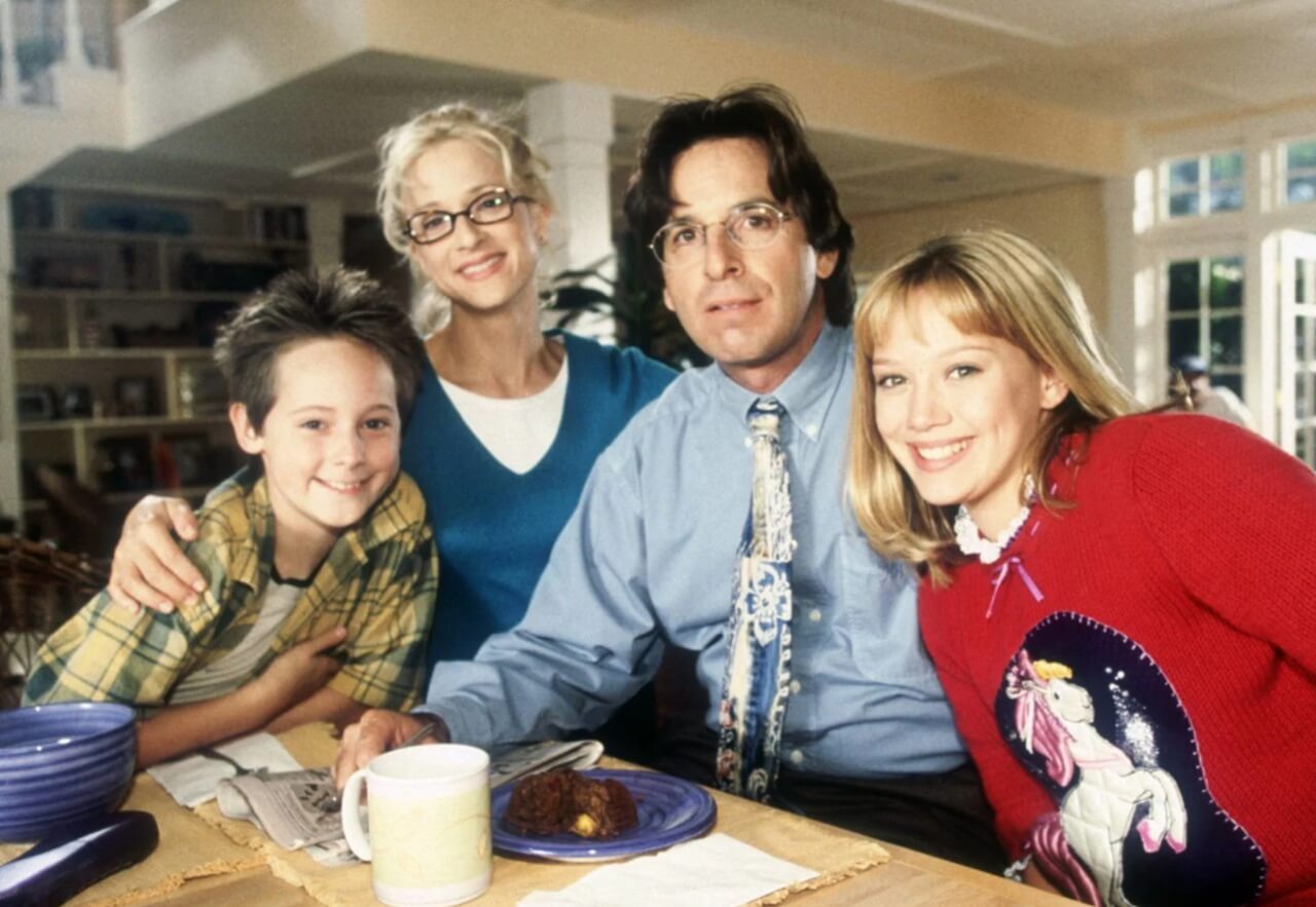 Hilary Duff and Robert Carradine on Lizzie McGuire set