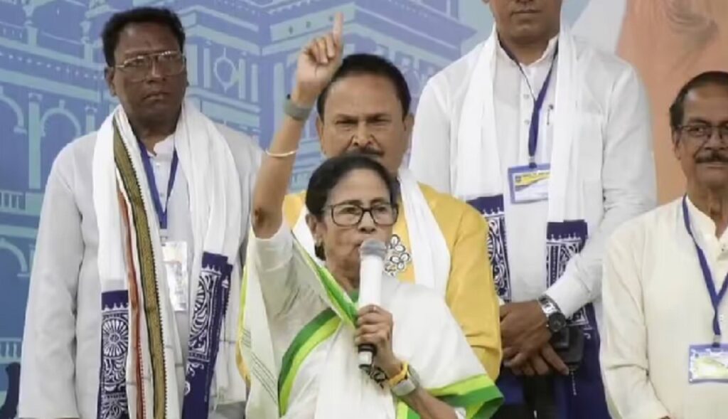 ভোটের মুখে বড় বিতর্ক! ‘হাতা-খুন্তি নিয়ে বেরোন’ মন্তব্যে চাপে মমতা—কমিশনের তড়িঘড়ি রিপোর্ট তলব
