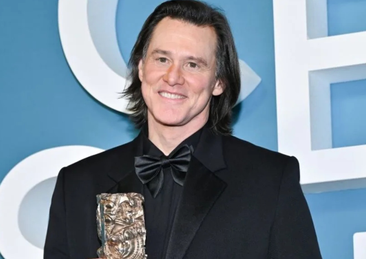 Alexis Stone’s Jim Carrey transformation props compared with Carrey at the César Awards.