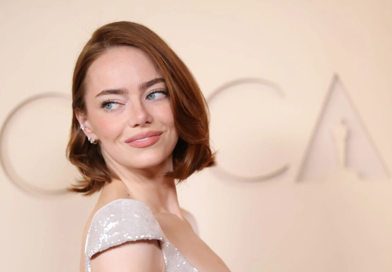 Emma Stone showcases clean girl makeup trend at Oscars 2026.