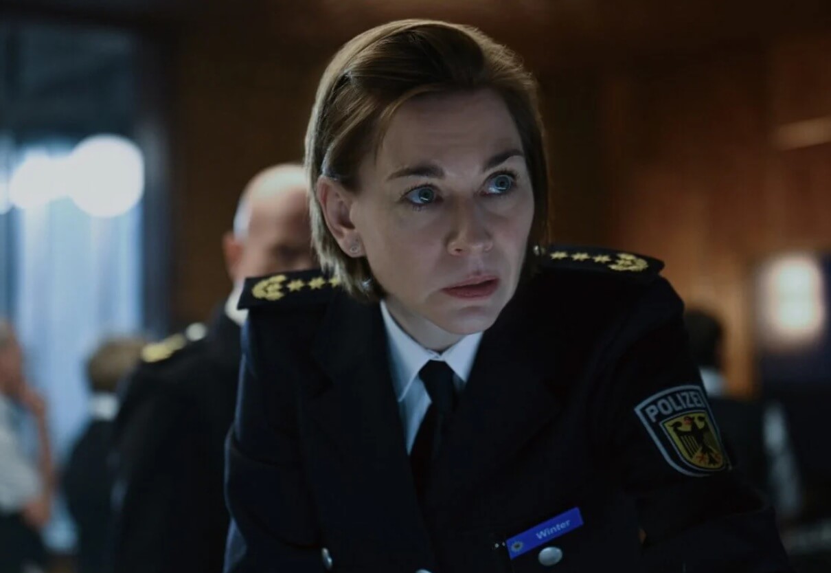 Christiane Paul as Chief Winter in Hijack Season 2, showing empathy toward Sam.