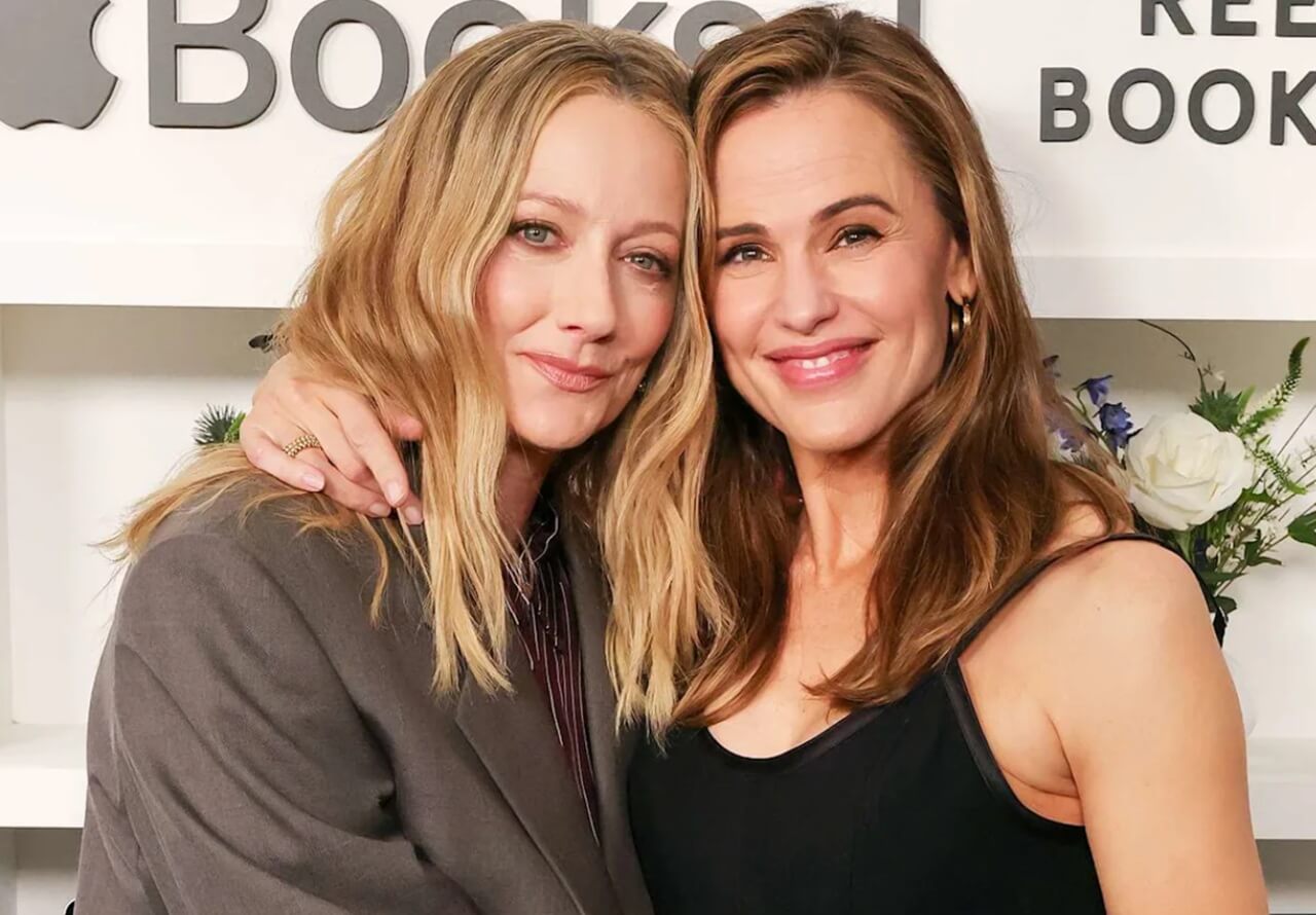 Jennifer Garner and Judy Greer pose together at a red carpet event