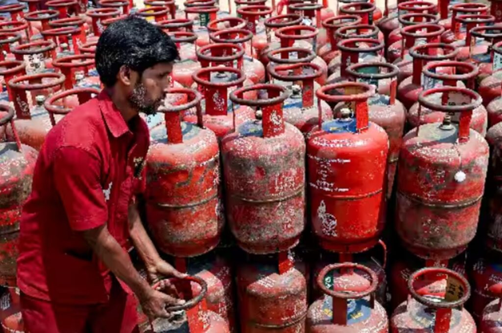 আর দিতে হবে না লম্বা লাইন, LPG সিলিন্ডার বুকিং নিয়ে বড় সমস্যার সমাধান করল কেন্দ্র