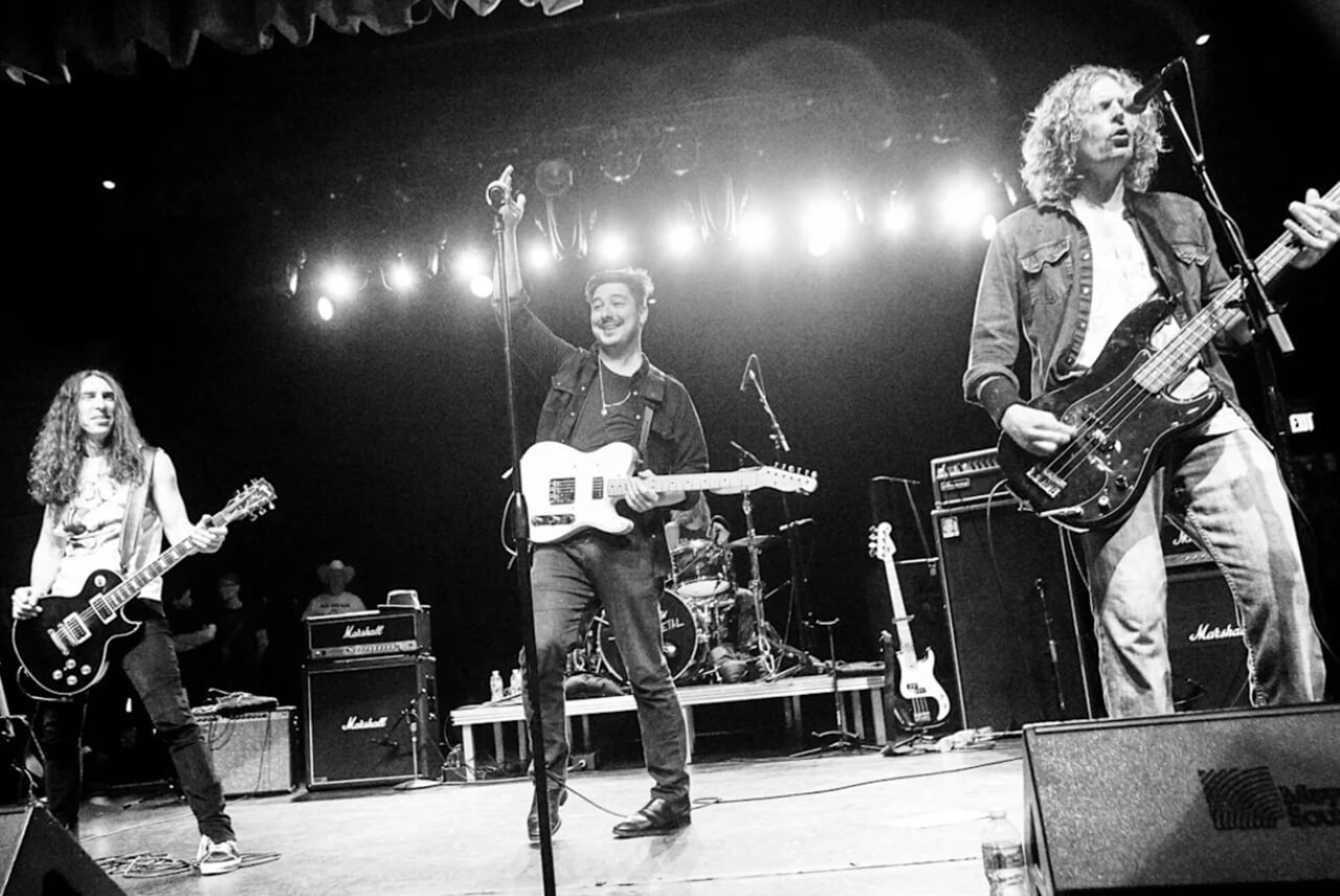 Mumford & Sons and Hozier performing “Rubber Band Man” on SNL stage.